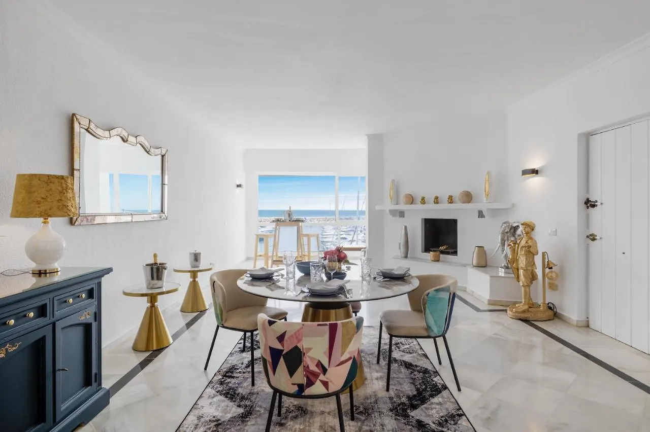 마르베야 Luxurious Frontline Penthouse In Puerto Banus 아파트
