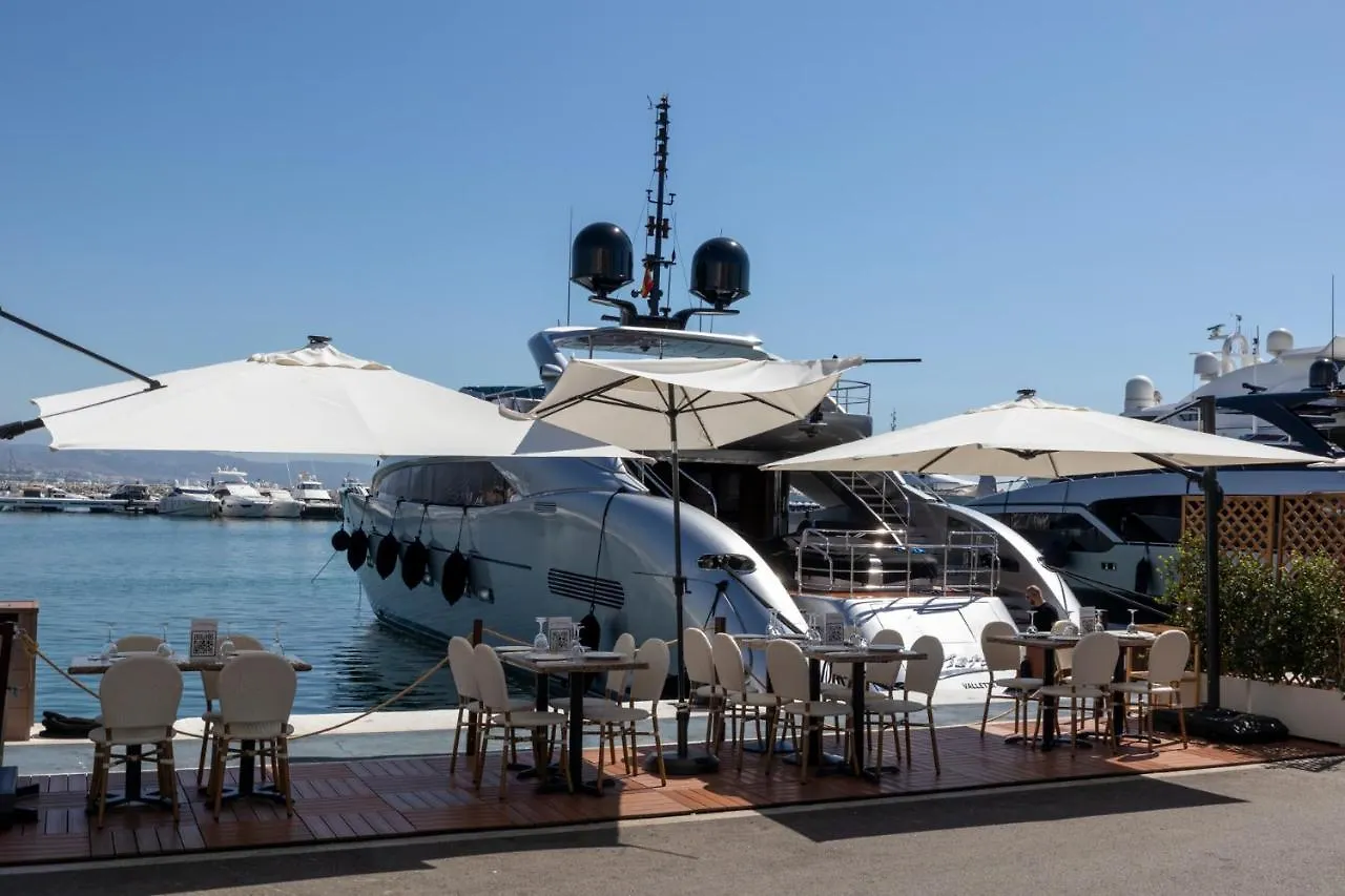 마르베야 Luxurious Frontline Penthouse In Puerto Banus 아파트 0*,