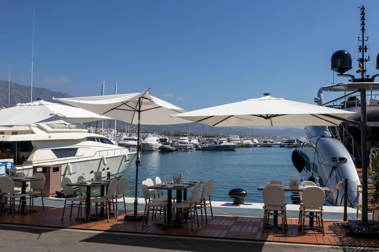 마르베야 Luxurious Frontline Penthouse In Puerto Banus 아파트